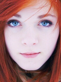 Рыжая в капюшоне обои