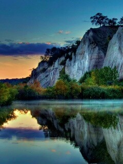 Скалы над озером обои