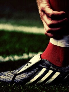 Левая нога футболиста в бутсе обои