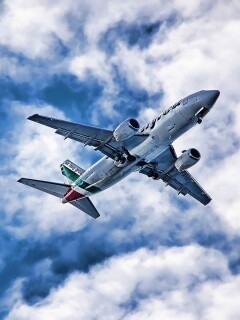 Самолет гражданской авиации в небе обои