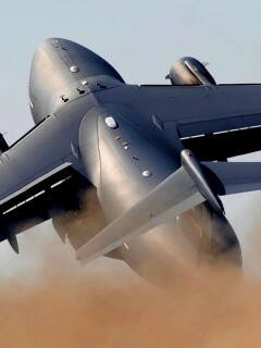 Большой грузовой самолет на взлете обои