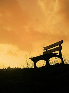 Силуэт скамейки на фоне неба обои