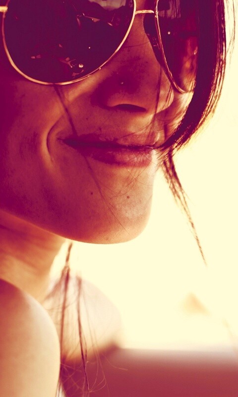 Девушка в очках обои