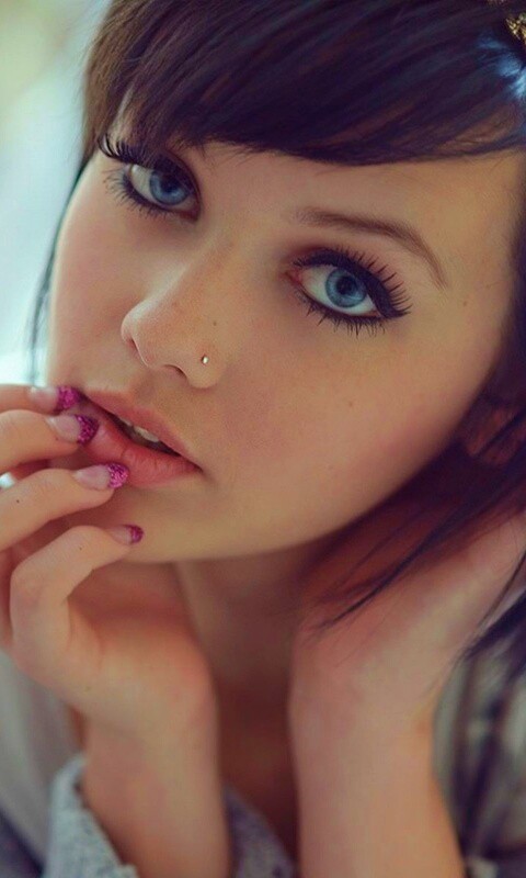 Задумчивая девушка обои