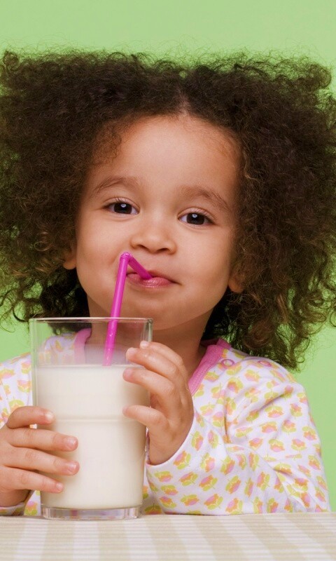 Девочка пьет молоко обои