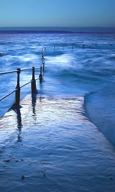 Пирс уходящий в море обои