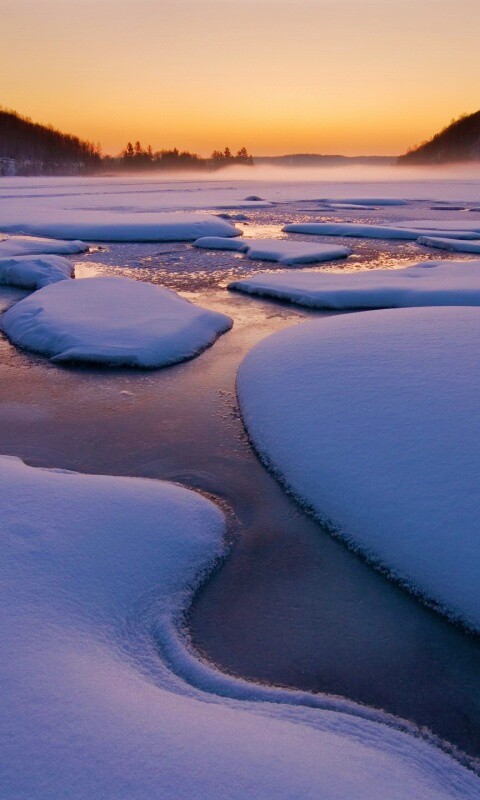 Полынья на замерзшем озере обои