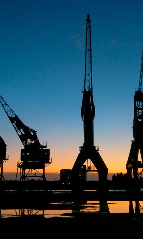 Силуэты портовых кранов обои