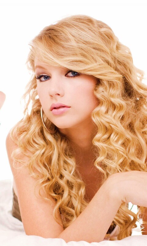 Тэйлор Свифт играет с волсоами обои