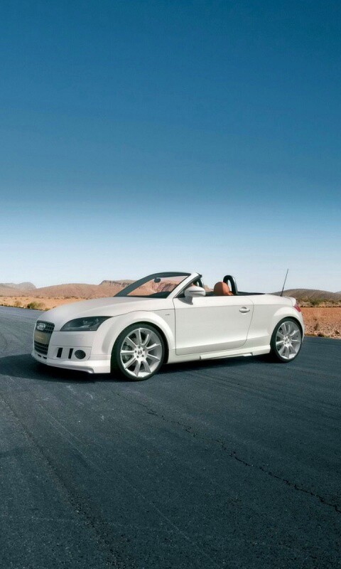 Кабриолет Ауди на пустынной дорге обои