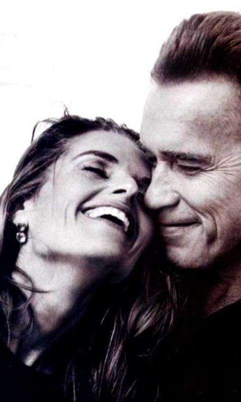 Арнольд Шварцнегер с девушкой обои