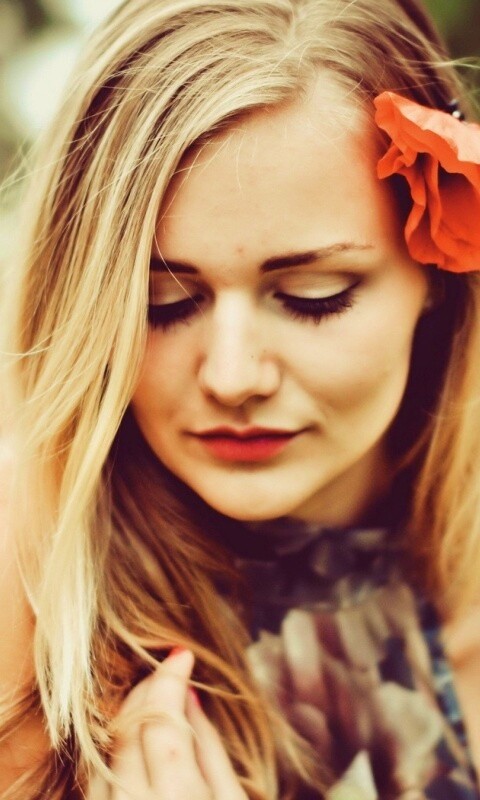 Блондинка в маках обои