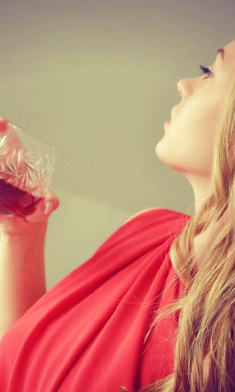 Девушка с бокалом обои