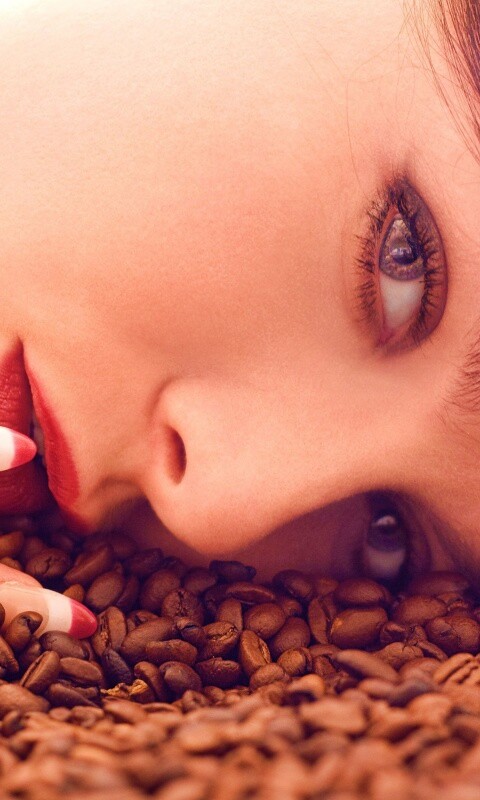 Соблазнительная девушка с кофейными зернами обои