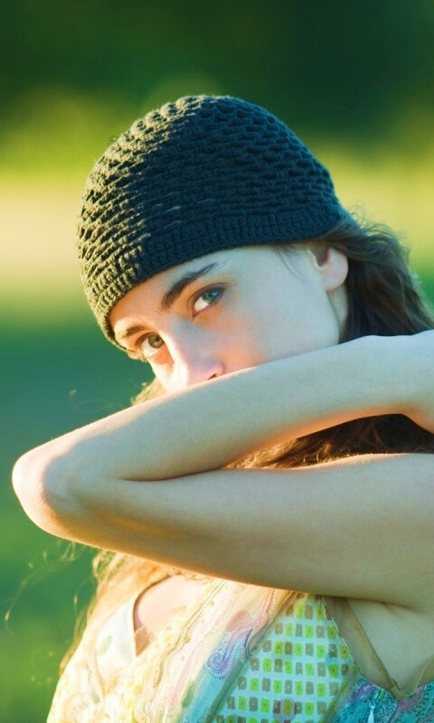 Спрятавшись за сгибом руки обои