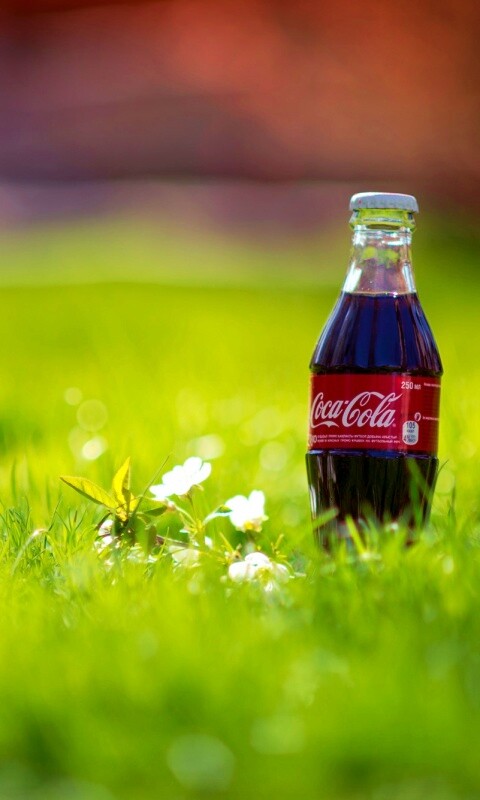 Кока-Кола на траве обои
