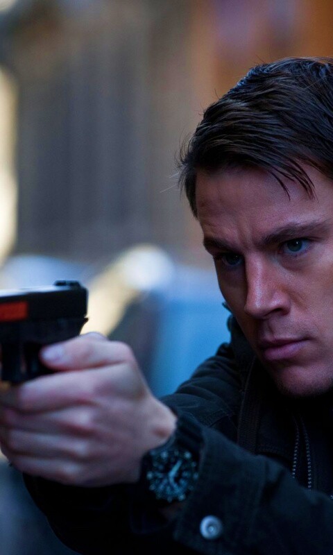 Ченнинг Татум с пистолетом обои