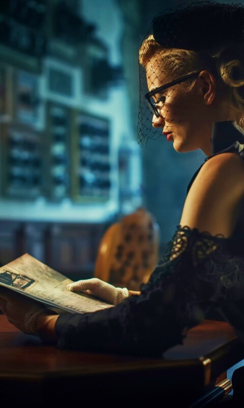 Витажная девушка в кафе обои