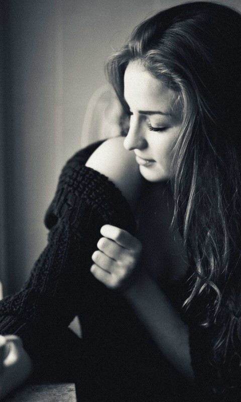 Обнаженное плечо и чашка кофе обои