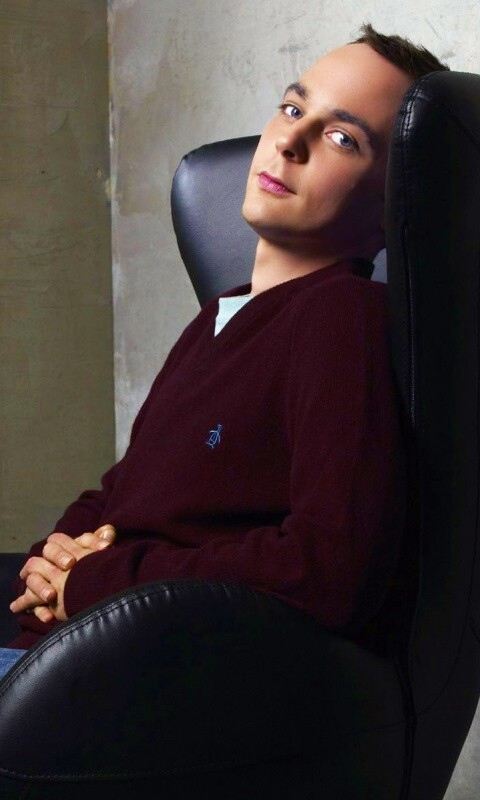 Джим Парсонс в крселе обои