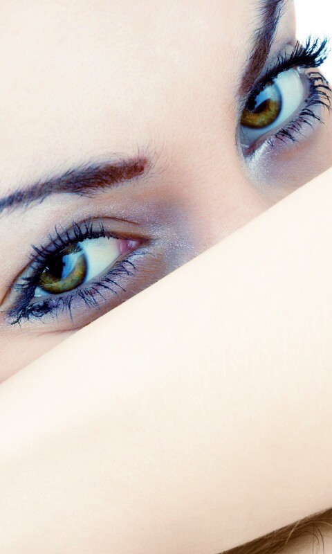 Девушка прикрыла лицо рукой обои