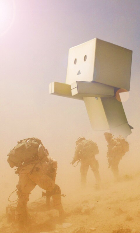 Картонный человек среди солдат обои