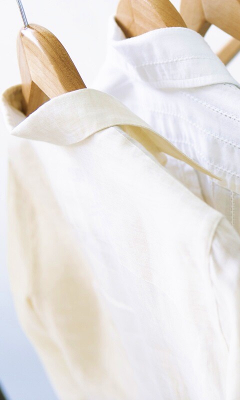 Вещи на вешалке обои