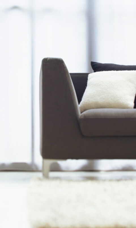 Диван с черной и белой подушками обои