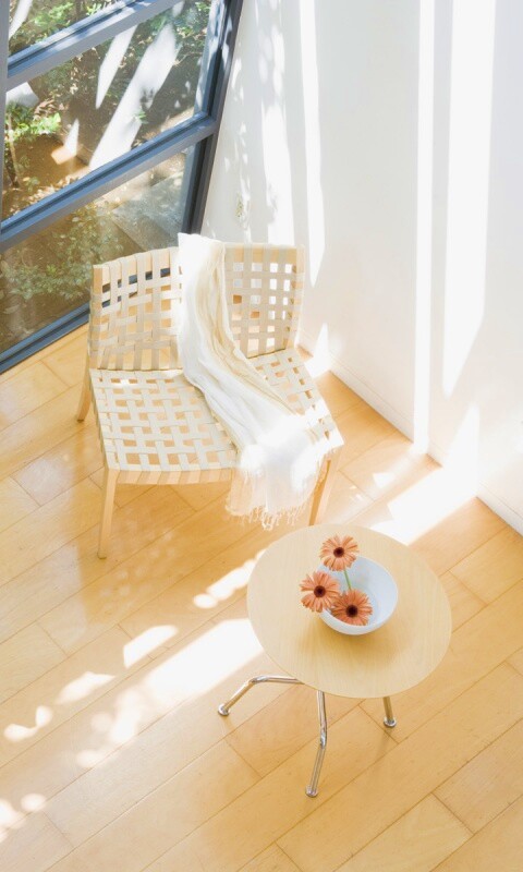 Стул, столик и цветы в комнате обои