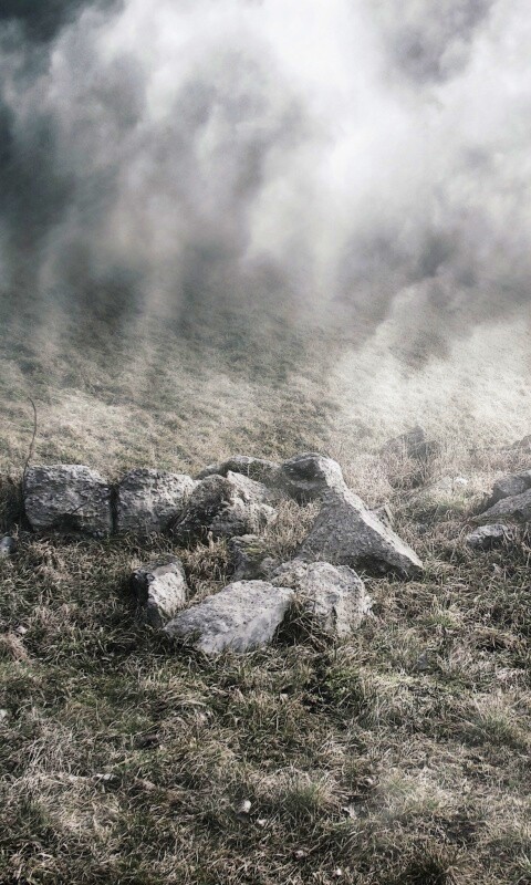 Камни под туманом обои