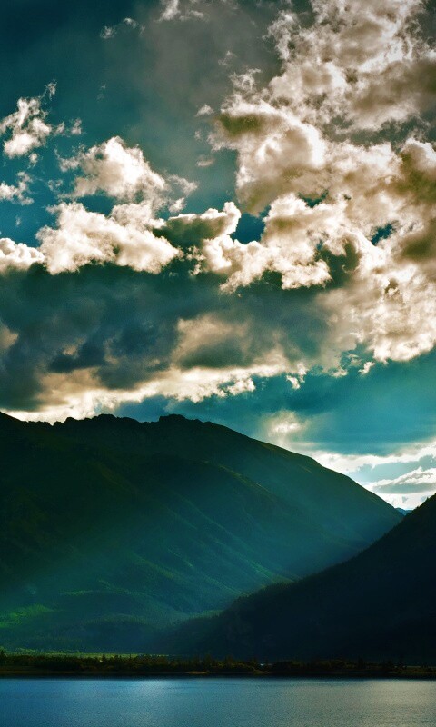 Свет на склонах гор обои