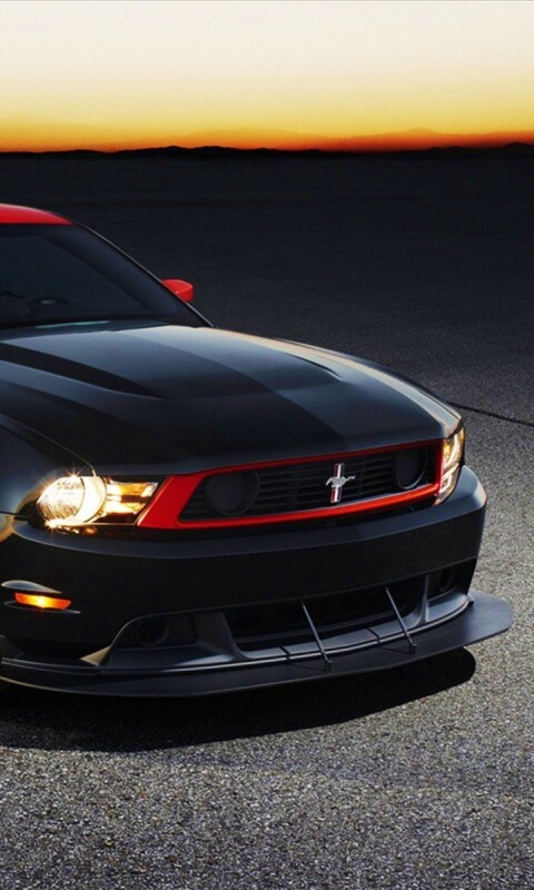 Черный Форд Мустанг с красными полосами обои