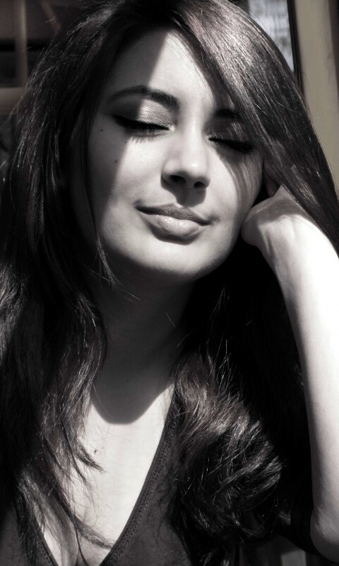 Девушка с закрытыми глазами в электричке обои