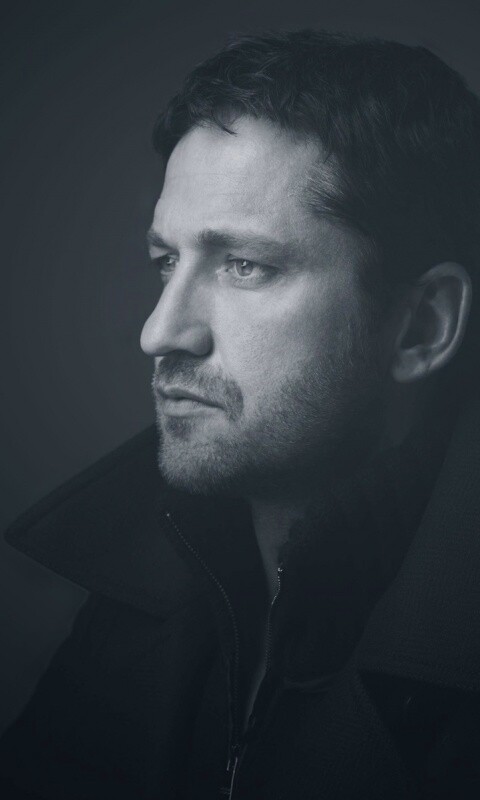 Джерард Батлер на темном фоне обои