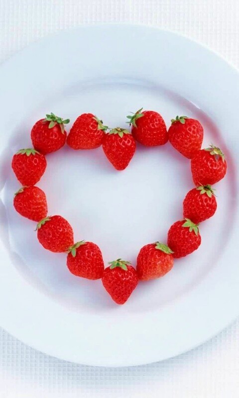 Тарелка с сердечком из клубники обои