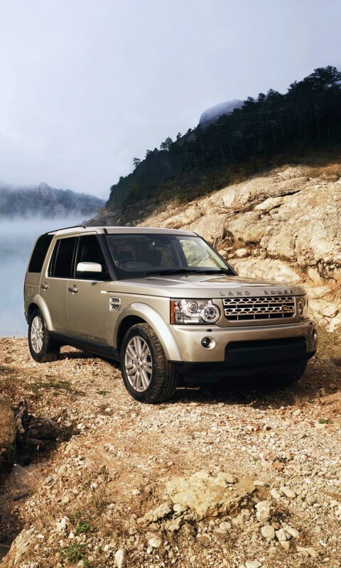 Range rover в горах у реки обои