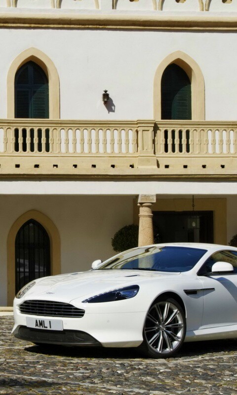 Астон Мартин в дворике дома обои