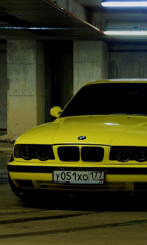 BMW M5 на стоянке обои