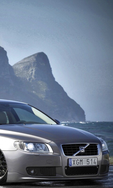 Вольво на берегу обои