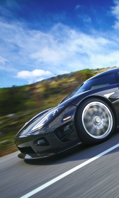 Автомобиль Koenigsegg мчится по трассе обои