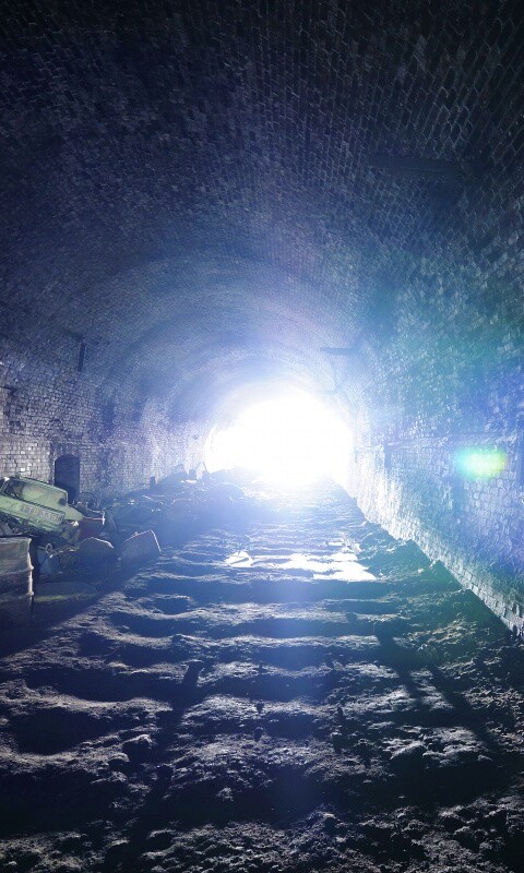 Захламленный тоннель обои