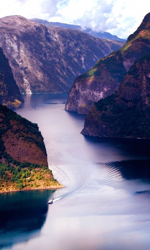 Лодка на реке среди высоких гор обои