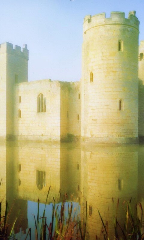 Замок на озере обои