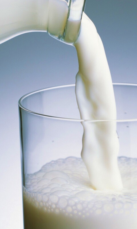 Молоко наливают в стакан обои