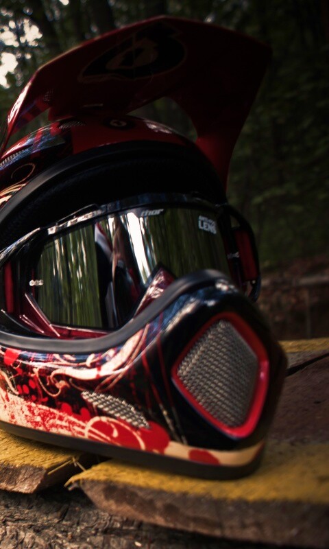 Шлем на лесной велотрассе обои