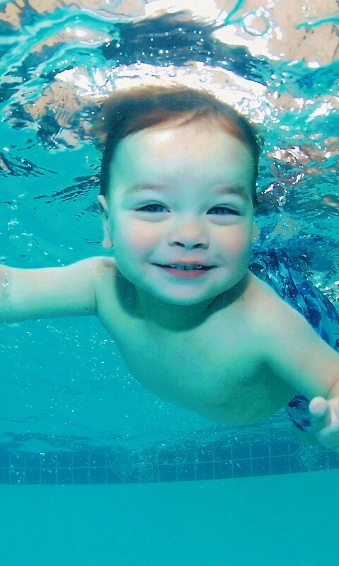 Маленький пловец обои