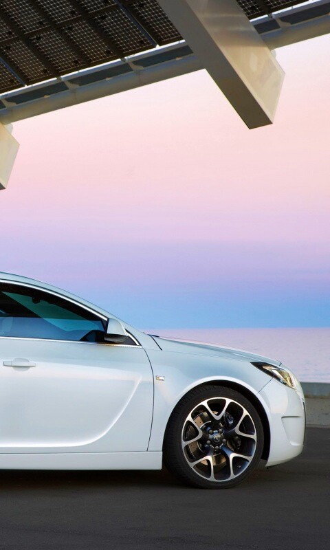 Белый седан под крышей обои