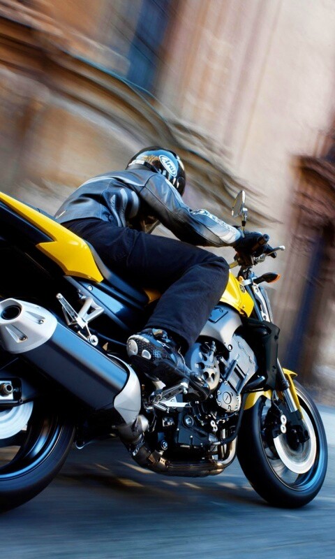 Ямаха и наездник на улицах города обои