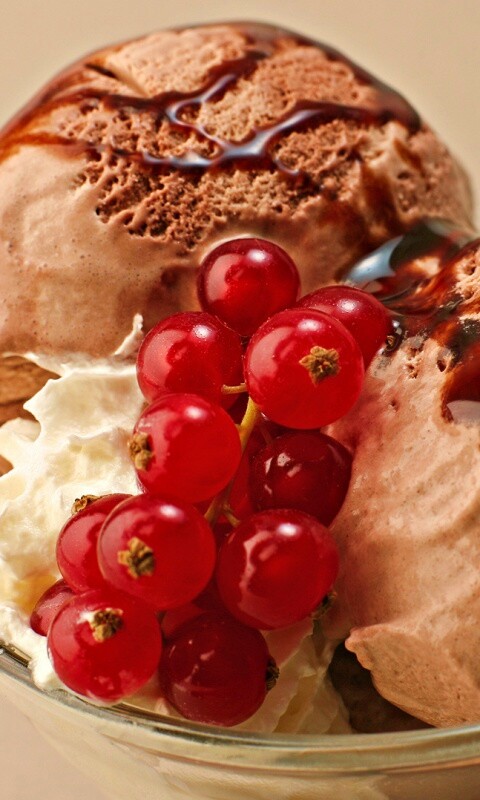 Шоколадное мороженое со смородинкой обои