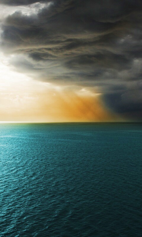 Синее море и грозные тучи обои